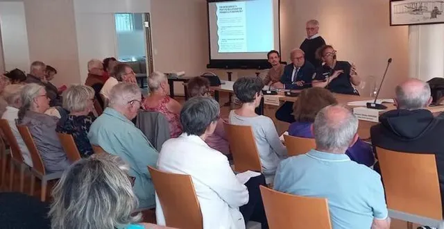 photo  une cinquantaine de personnes ont parlé de « tranquillité vacances », en présence de la police nationale.  &copy;  le maine libre 