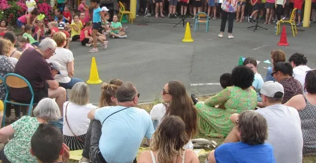 photo  des petits de la maternelle aux grands du primaire, ils ont chanté sous la baguette d’isabelle, cheffe de chœur.  &copy;  co 