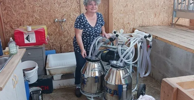 photo  maryline leroux présente les trayeuses dans lesquelles elle a investi.  &copy;  ouest-france 