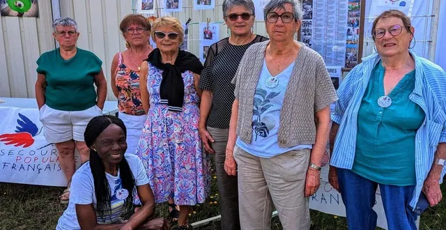 photo  françoise drouet, (à droite) référente locale, compte une dizaine de bénévoles pour tenir la boutique.  &copy;  ouest-france 