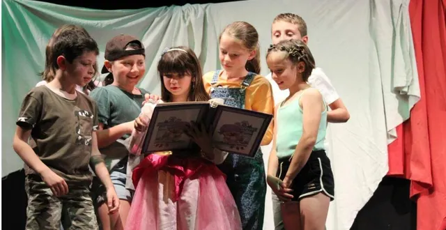 photo  les 30 élèves des ateliers théâtre de l’école django-reinhardt joueront trois pièces, comme ici en 2024.  &copy;  ecole django reinhardt 