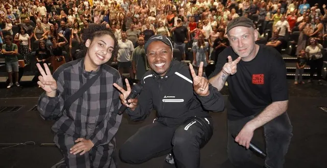 photo  soprano (au centre) au côté de la comédienne sophia belabbes et tony datis, réalisateur de « marius et les gardiens de la cité phocéenne ».  &copy;  ouest-france 