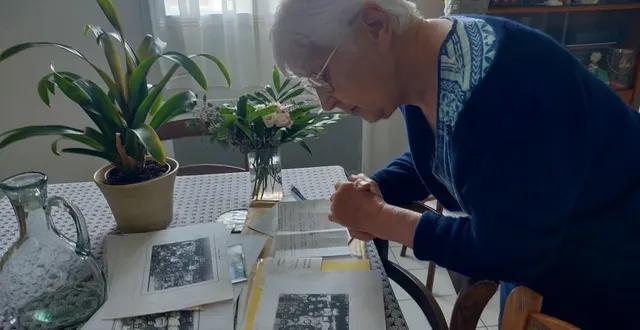photo  annick chauveau et les photos anciennes des classes de l’école notre-dame de la bohalle (maine-et-loire).  &copy;  ouest-france 