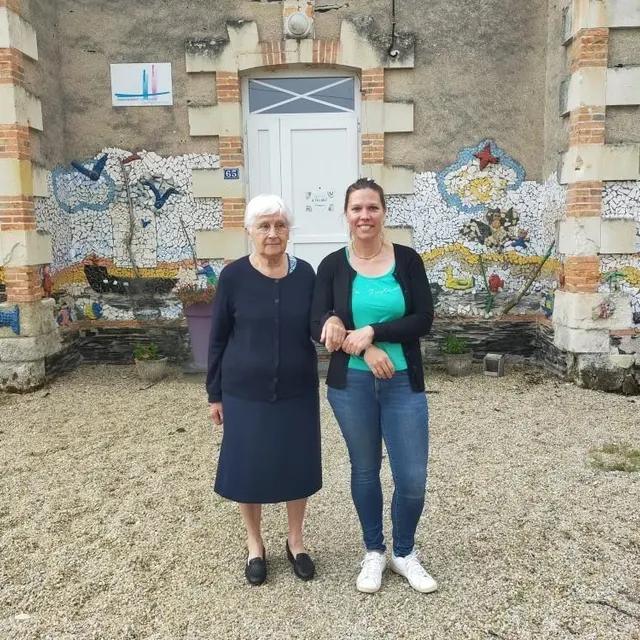 photo devant l’école, annick chauveau et amélie pasquier, directrice.  ©  ouest-france