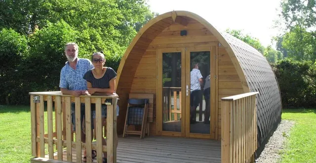 photo  un camping où il fait bon vivre, le pari semble réussi pour le couple devant son premier pod.  &copy;  le maine libre 