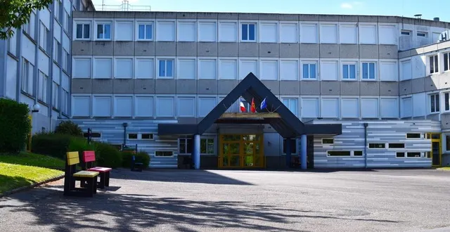 photo  les élèves du lycée marie-curie, à vire normandie (calvados), devront passer leur oral anticipé de français à mortain, dans la manche, pour la deuxième fois. une source de stress pour certains.  &copy;  ouest-france 