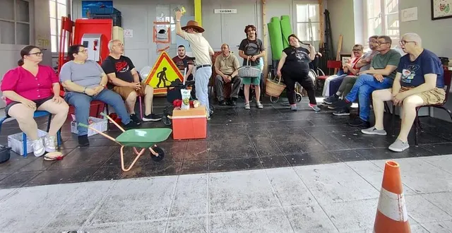 photo  la troupe des arts ti show se prépare à jouer en plein air pour le festival.  &copy;  le maine libre 