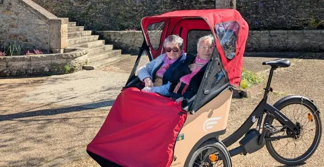 photo  une halte sur la place de l’église pour ces deux résidentes. l’uned’elles, colette, est toujours partante pour une nouvelle aventure.    &copy;  le maine libre 