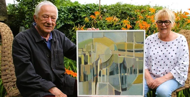 photo  andré schembri présente un de ses tableaux non figuratifs aux côtés de marie-noëlle leroi.  &copy;  le maine libre 