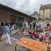 photo la directrice de l’école du sacré-cœur, sylvie corbet, lors de son discours auprès des enfants et des parents d’élèves.