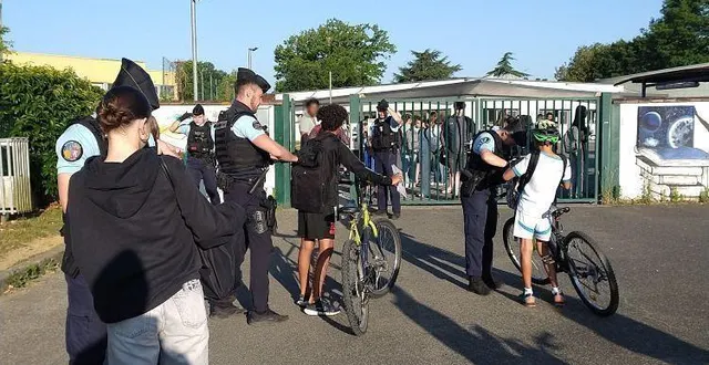 photo  les gendarmes ont fouillé les sacs à l’entrée du collège du vieux-chêne à la flèche (sarthe) ce lundi 16 juin 2025.  &copy;  gendarmerie de la sarthe 