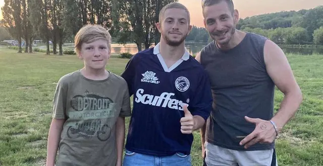 photo  quelle fierté pour timéo et son papa charly de poser aux côtés du michou, chez eux, à tuffé.  &copy;  charly juré 