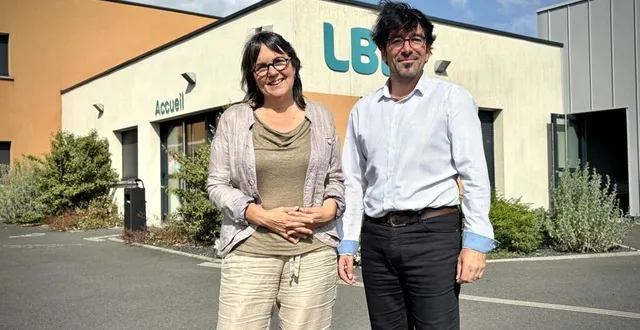 photo  catherine paulouin, vice-présidente de lbn communauté en charge de la culture, et anthony chudeau, directeur de l’établissement d’enseignement artistique (eea), devant le siège de la communauté de communes à loué, en sarthe.  &copy;  ouest-france 