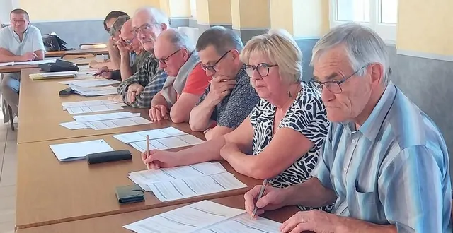 photo  une partie des élus lors du conseil communautaire de la cdc du pays fertois et du bocage carrougien.  &copy;  ouest-france 