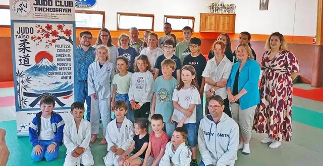 photo  à l’issue de l’assemblée générale le professeur sylvain charles a procédé à une remise de ceintures.  &copy;  ouest-france 