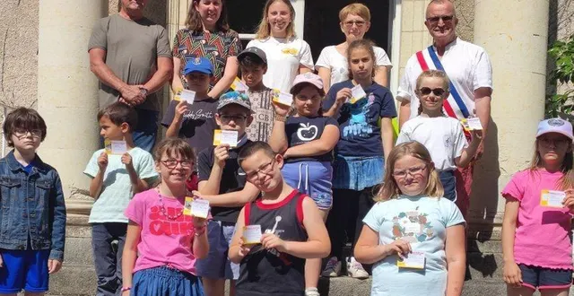 photo  le groupe de douze élèves avec le maire, leur enseignante et les accompagnants  &copy;  ouest-france 