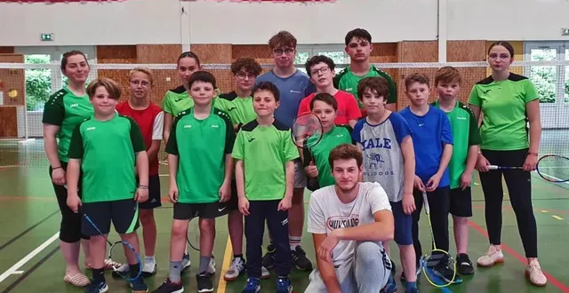 photo  les jeunes et les adolescents, à l’issue des rencontres de samedi. le badminton chanusien termine sa saison des interclubs, avec ses deux équipes en milieu de tableau. le tournoi de badminton du week-end s’est terminé par un repas en commun. l’assemblée générale de l’association aura lieu mercredi 25 juin,à 20 h 30, au gymnase.  &copy;  ouest-france 