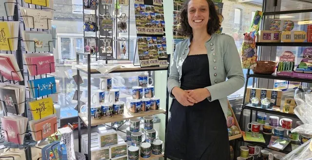 photo  floriane manson est fière de son étal de souvenirs.  &copy;  ouest-france 