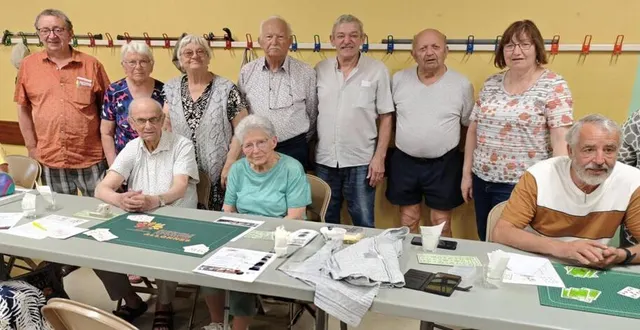 photo  une partie des lauréats dont le doyen yves papin, assis au premier plan.  &copy;  ouest-france 