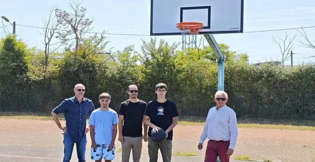 photo  le maire gilles leproust, youssef ben amar et benoît dubois sur le terrain rénové avec deux jeunes allonnais  &copy;  ouest-france 