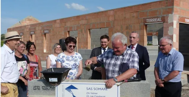photo  devant les élus, le maire dominique flament apporte sa contribution à l’édifice de ce bâtiment.  &copy;  ouest-france 