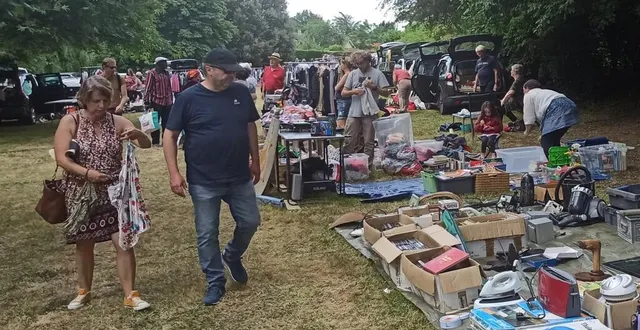 photo  dimanche, avant 6 h, les vendeurs faisaient la queue pour s’installer sur la prairie du souvenir pour la paix près de la sarthe. « pour ma dernière année comme présidente, je suis très satisfaite. avec plus de 150 exposants, louant jusqu’à 17 m, nous avons dépassé le record d’exposition. les vendeurs sont contents, mais souhaitaient plus de clients », assure janine aveline.  &copy;  ouest-france 