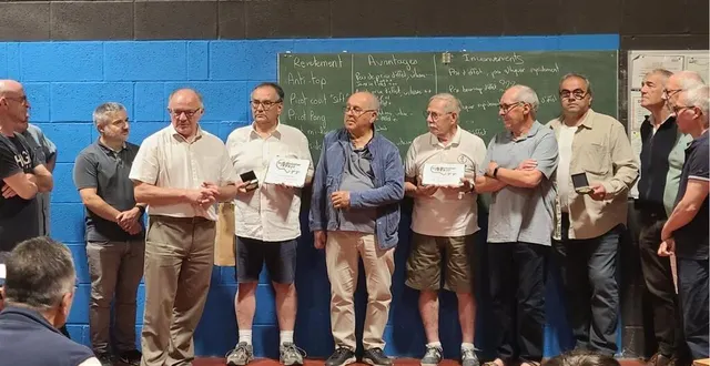 photo  robert boucré et pierre martin entourés des membres du club et des représentants de la mairie  &copy;  co 