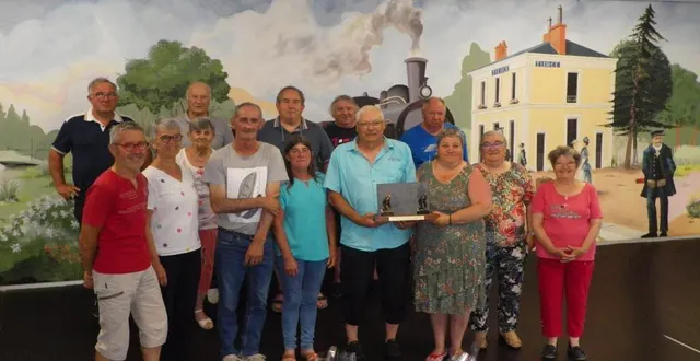 photo  après un repas qui a réuni une trentaine de personnes samedi 14 juin, la finale a opposé l’équipe françois et jacqueline belnou de marcé à l’équipe thierry et stéphanie leproust de l’union de la gare de tiercé : c’est cette dernière équipe qui l’a remporté sur le score de 12 à 3. l’équipe jean-yves et brigitte dupont complète le classement suivie de l’équipe dominique faisan et paulette renier de l’union de la gare.  &copy;  co 