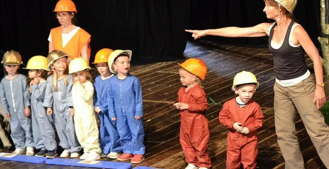 photo  « c’est nous les travailleurs et on va tout péter » : les maternelles ont en tout cas fait exploser l’applaudimètre.  &copy;  le maine libre 