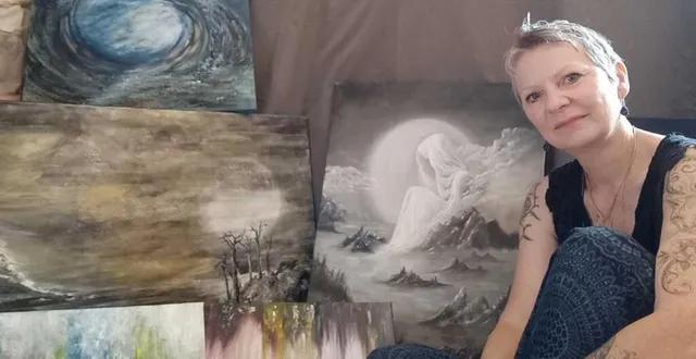 photo  sandrine parmé, avec quelques-unes de ses toiles.  &copy;  sandrine parmé 