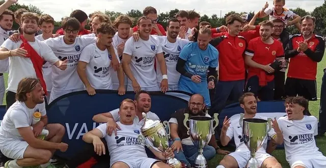 photo  l’équipe b avec le trophée de la coupe du district rejointe par les joueurs de l’équipe c également vainqueurs en challenge.  &copy;  le maine libre 