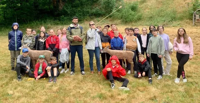photo  les élèves de 5e et 4e en visite aux grottes de saulges.  &copy;  le maine libre 