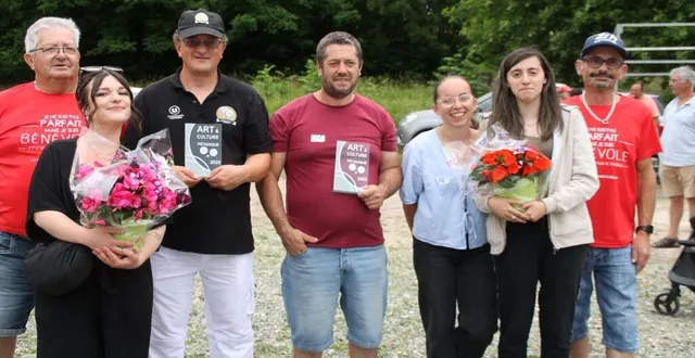 photo  les gagnants de la pétanque avec le président daniel sallé (à gauche) et jean-michel poupin patron du concours.  &copy;  le maine libre 