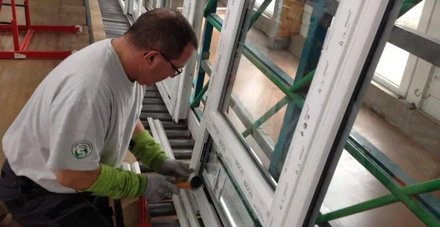 photo  grâce à une rencontre avec la menuiserie janneau, valorsol va installer une unité valorglass pour recycler les menuiseries en fin de vie.  &copy;  archives le courrier de l’ouest 