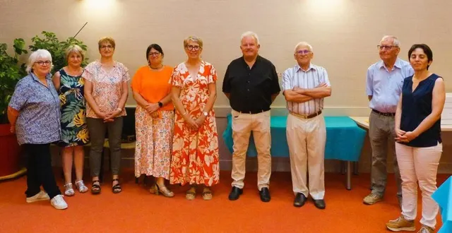 photo  au centre laurence guillard, va quitter la mairie de vibraye pour une retraite bien méritée après 36 ans de bons et loyaux services.  &copy;  ouest-france 
