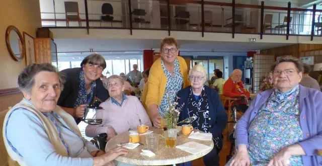 photo  les deux martine, ici en compagnie de quatre dames, animent le bistrot « chez tinette », ouvert chaque mercredi pour les résidents de l’ehpad de la martinière, à sablé-sur-sarthe.  &copy;  ouest-france 