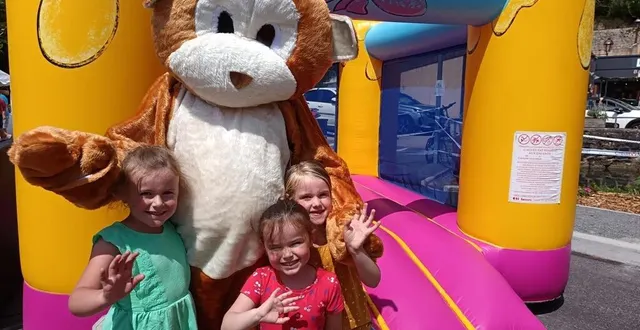 photo  la mascotte caramel a fait le bonheur des plus jeunes au bric-à-brac d’avoise, dimanche.  &copy;  ouest-france 