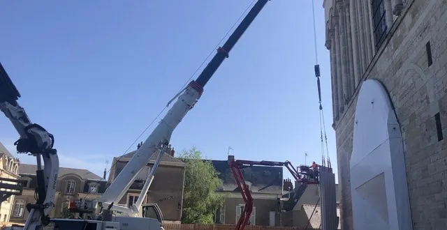 photo  la première élévation de la future galerie protégeant le porche de la cathédrale saint-maurice, à angers (maine-et-loire) est en cours d’installation.  &copy;  ouest-france 