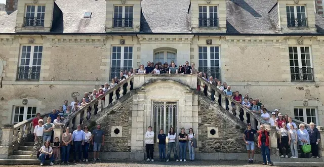 photo  les participants au 25e anniversaire du jumelage se sont regroupés au château de la lorie.  &copy;  ouest-france 