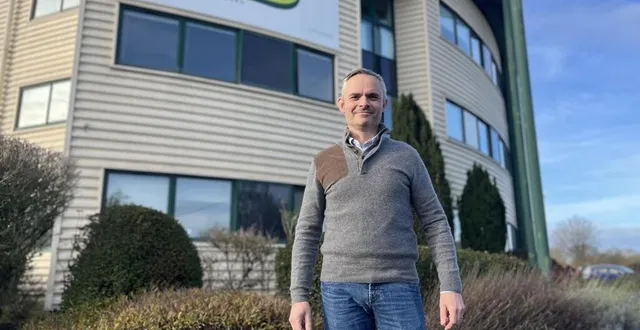 photo  olivier morel, le directeur de nortene home dépôt, en décembre 2024, devant le siège social en mayenne.  &copy;  archives ouest-france 