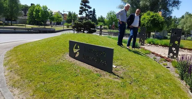 photo  « le rond -point du moulin a été créé pour en faire une nouvelle entrée de ville, de sorte de passer par le moulin et le musée de la boule de fort », explique le maire frédéric mortier.  &copy;  co 