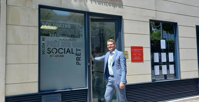 photo  thomas saillofest, responsable d’agence d’angers et nantes, pousse la porte de l’agence angevine du crédit municipal installée au 70, boulevard du maréchal-foch.  &copy;  ouest-france 