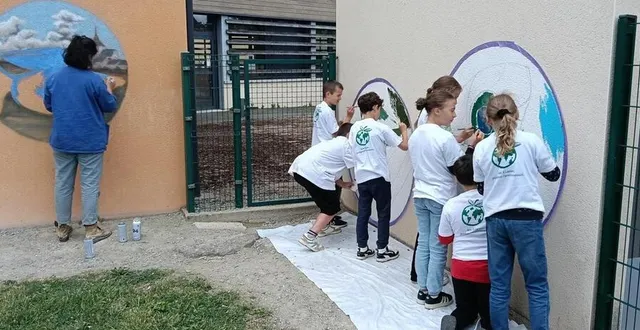 photo  vendred 13 juin 2025, les élèves de l’école primaire publique de vivoin, dans le nord-sarthe, ont travaillé avec les artistes professionnels pour décorer l’établissement scolaire.  &copy;  école publique de vivoin 