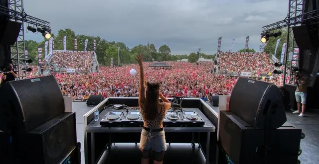 photo  à trélazé, plus de 150 000 personnes sont attendues pendant un mois pour le festival musical gratuit. ici, une soirée nrj in the park.  &copy;  arnaud gaudin 