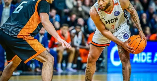 photo  la dernière participation du msb (ici devante jones) à la champions league remonte au play-in de janvier 2024 contre les grecs du promitheas patras.  &copy;  archives le maine libre - yvon loué 