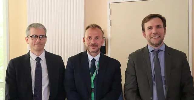 photo  stéphane péan, directeur du centre hospitalier fernand-léger d’argentan, david trouchaud et françois mengin lecreulx, directeur de l’agence régionale de santé normandie.  &copy;  ouest-france 