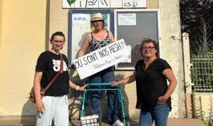 photo  vendredi 13 juin, émilie tessier, juliette samson, marina giet et deux autres parents ont manifesté devant l’école jacques-prévert pour le manque d’aesh.  &copy;  ouest-france 