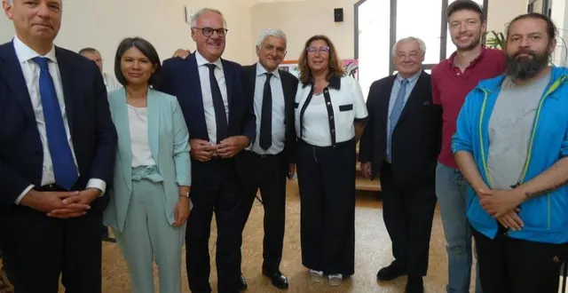 photo  les élus avec deux responsables du club ados.  &copy;  ouest-france 