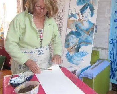 photo  florence boisjoly dans son atelier, à la réalisation des panneaux revêtus de ses écrits sur la terre mère.  &copy;  ouest-france 