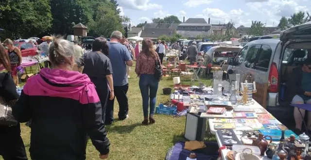 photo  la foule dimanche au vide-greniers.  &copy;  ouest-france 